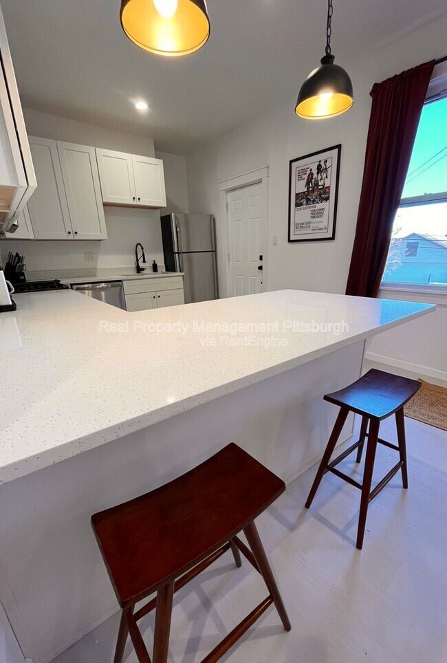 Building Photo - 2019 E Beckert Ave