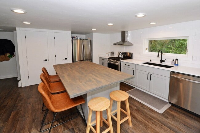 Building Photo - 1090 Walnut Circle