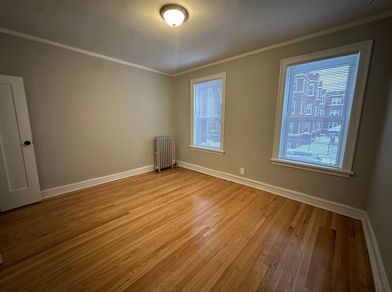 Building Photo - 6422 N Greenview Ave