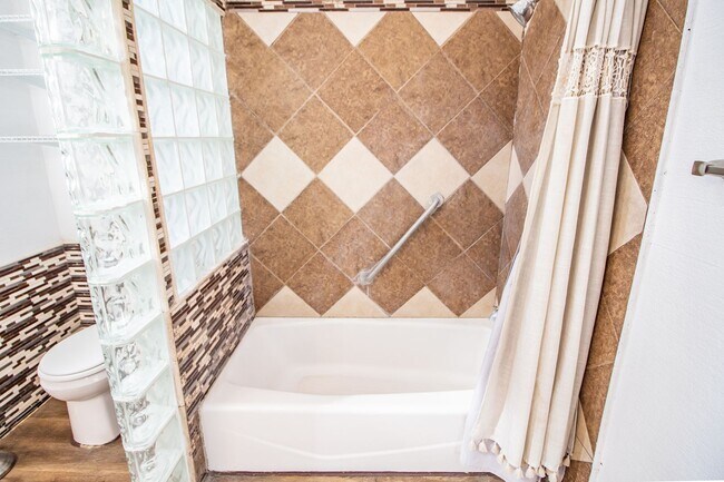 Building Photo - Spacious & Updated 4/2