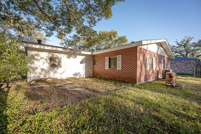 Building Photo - 3 Bed 2 Bath home in Pascagoula near the b...