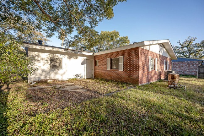 Building Photo - 3 Bed 2 Bath home in Pascagoula near the beach.