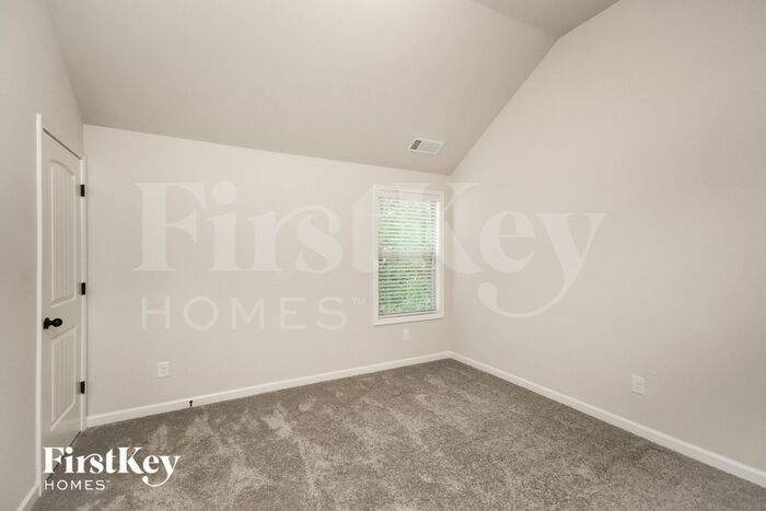 Building Photo - 448 Louise Way