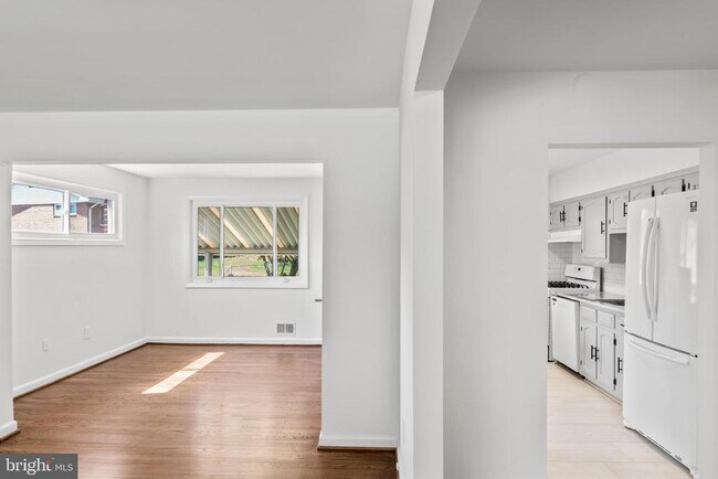Building Photo - 2521 Fairhill Dr
