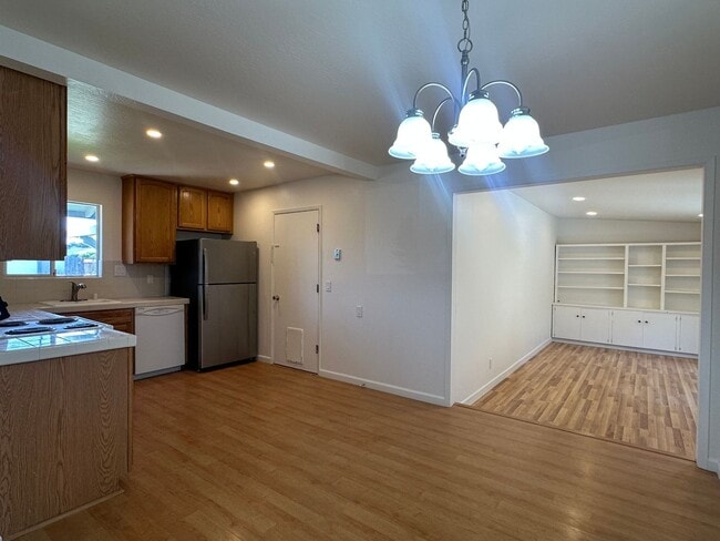 Building Photo - Fremont Home with Central A/C, Vinyl Plank...