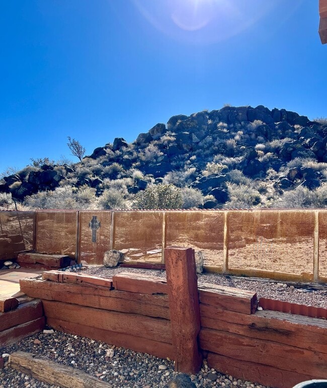 Building Photo - Beautiful 3 Bedroom 2 Bath Home with priva...