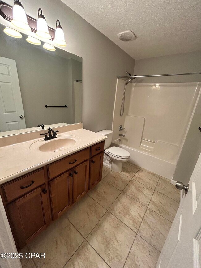 Building Photo - 810 E 24th St