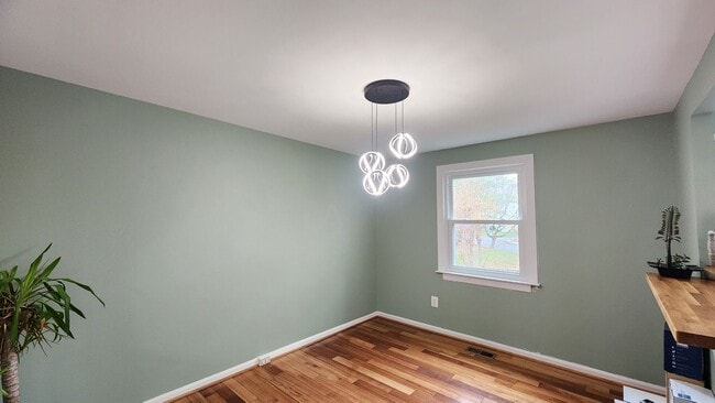 Building Photo - Beautifully Remodeled  End-Unit Townhome