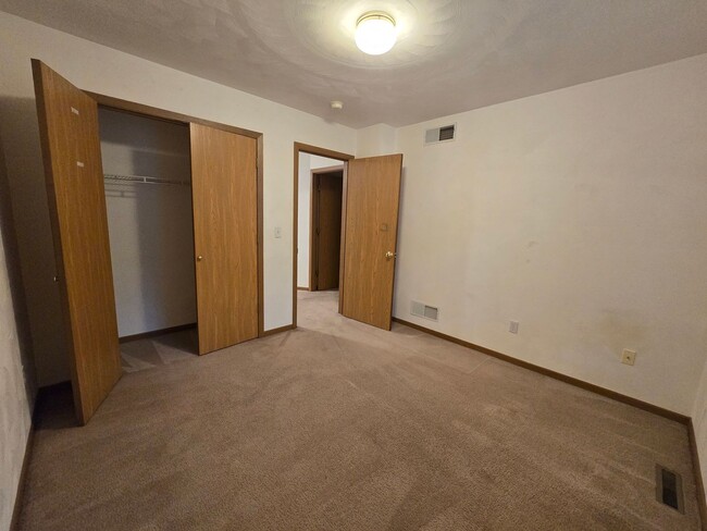 Building Photo - Large 3 Bedroom Townhouse in Burrell Schoo...