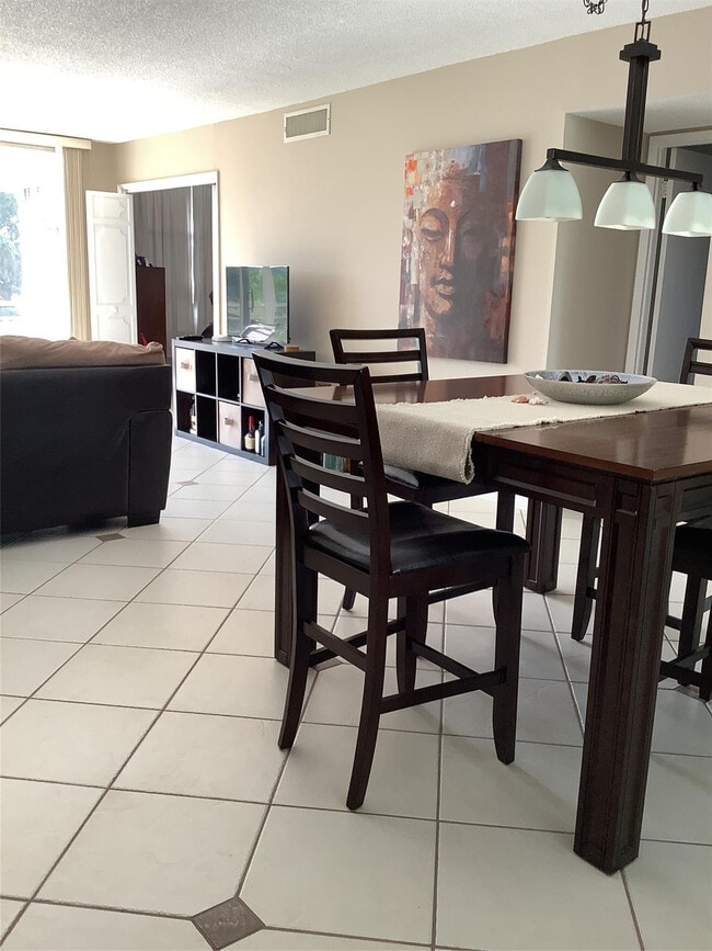 Building Photo - 2671 S Course Dr