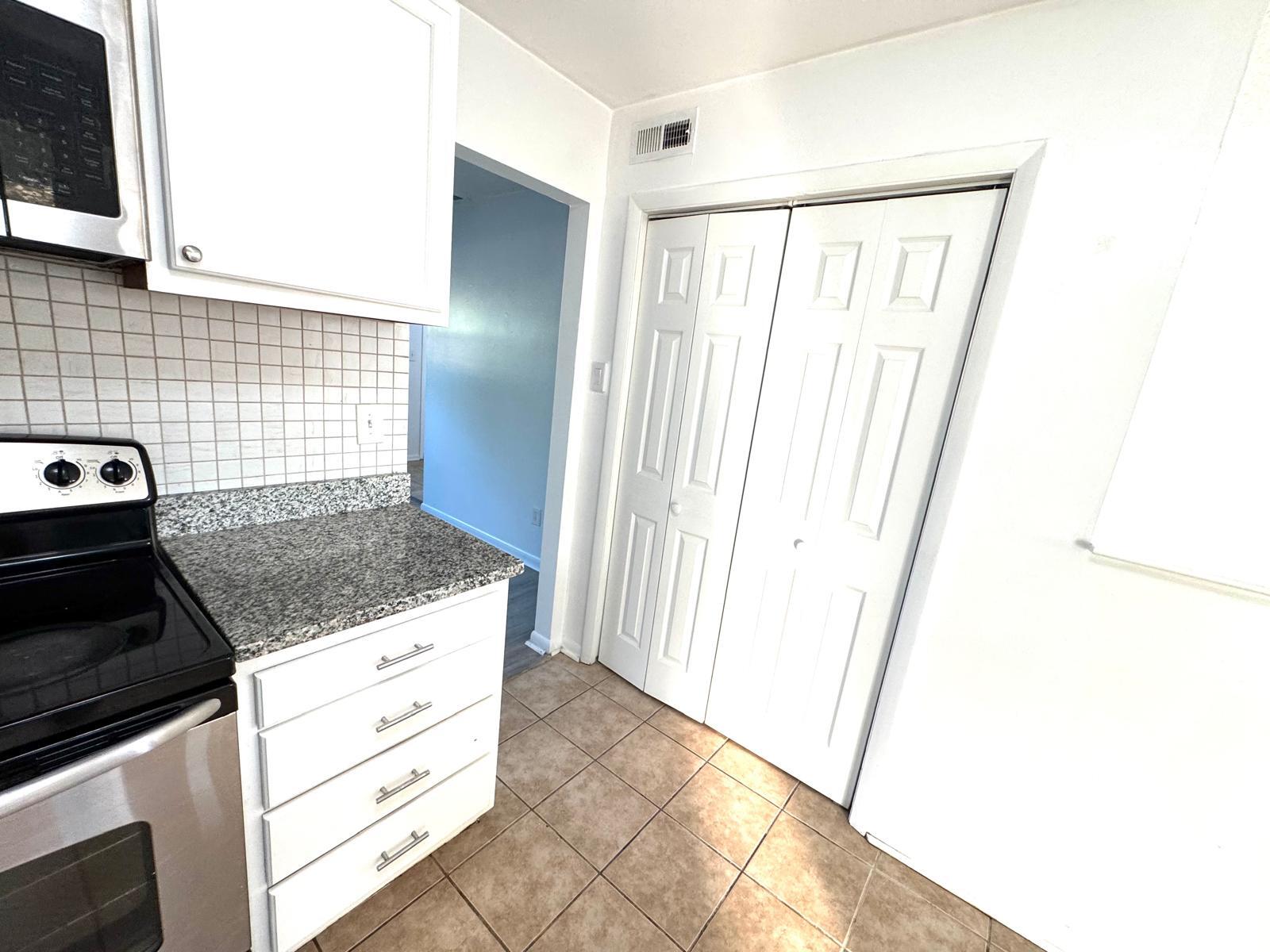 Building Photo - 725 Alder Cir