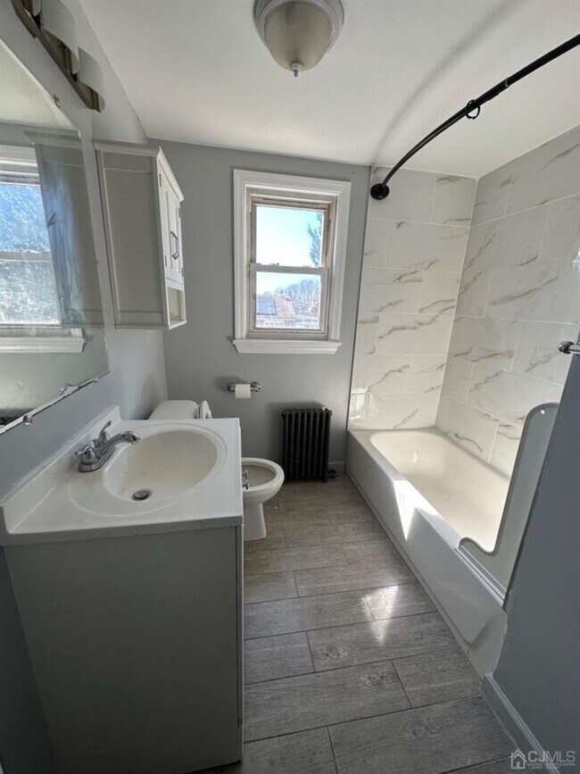 Building Photo - 35 Lavern St
