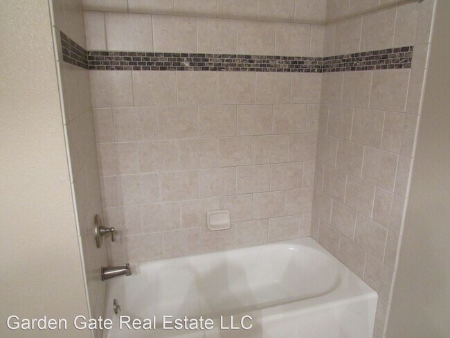 Building Photo - 3 br, 2 bath House - 841 Recluse