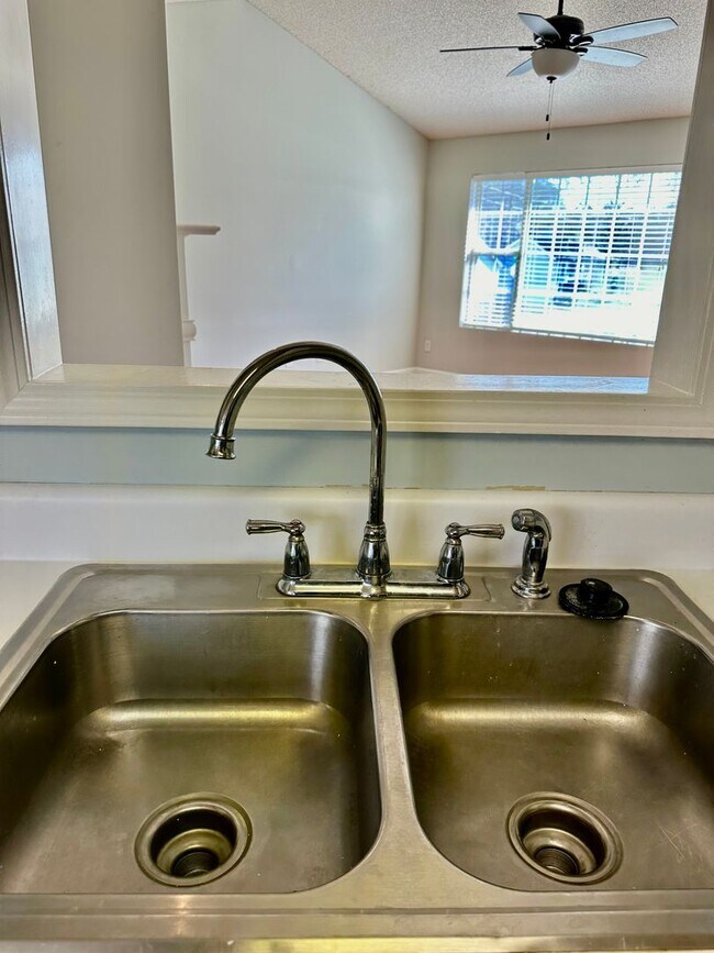 Building Photo - Dallas Rental-Ready for Immediate Occupancy!!