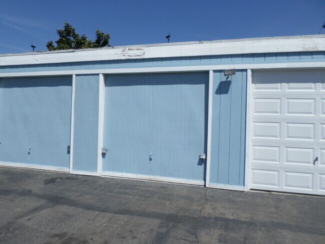 Building Photo - Very nice 2 bedroom 1.5 bath 1st floor condo