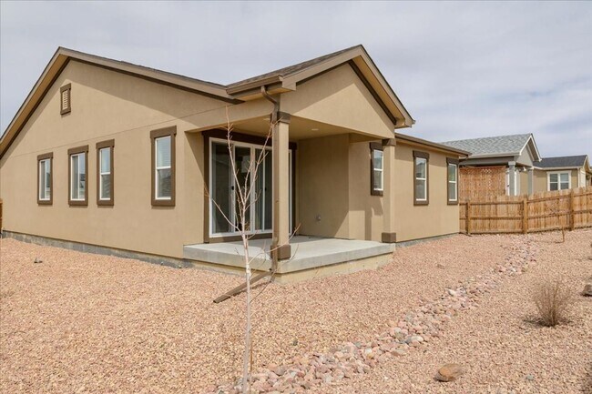 Building Photo - Like new home available now!