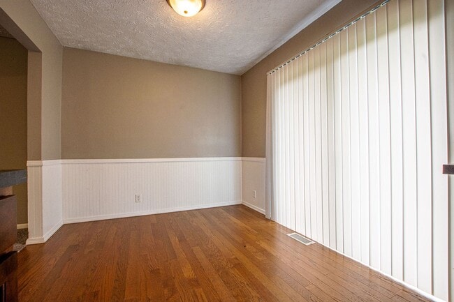 Building Photo - Split Entry 3 Bedroom / 1.5 Bath Home