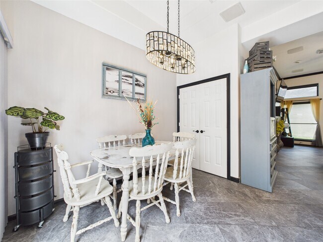 Building Photo - 203 Las Brisas St