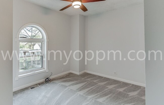 Building Photo - Beautiful 2 Bedroom / 1 Bathroom Home | Ne...