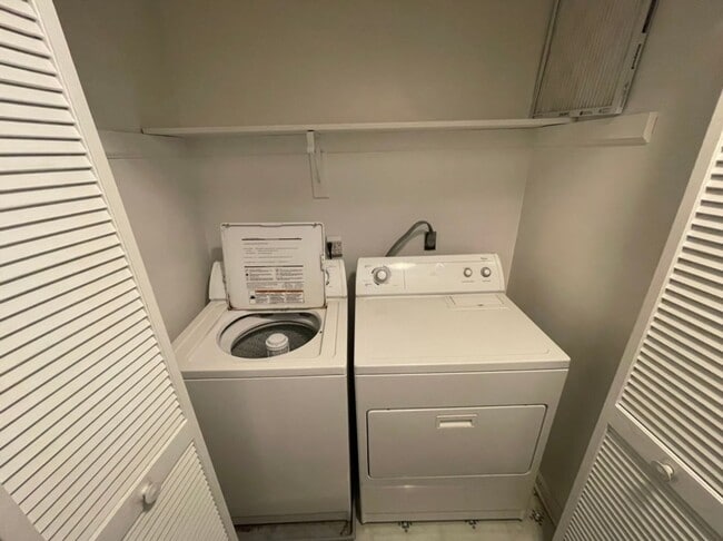 Building Photo - Cute end-unit 2 Bedroom Townhome in Cary