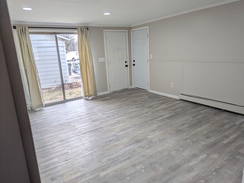 Studio living spact - 1313 E 9th St