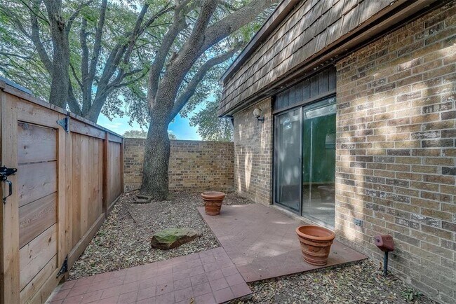 Building Photo - 3025 Hulen Ct