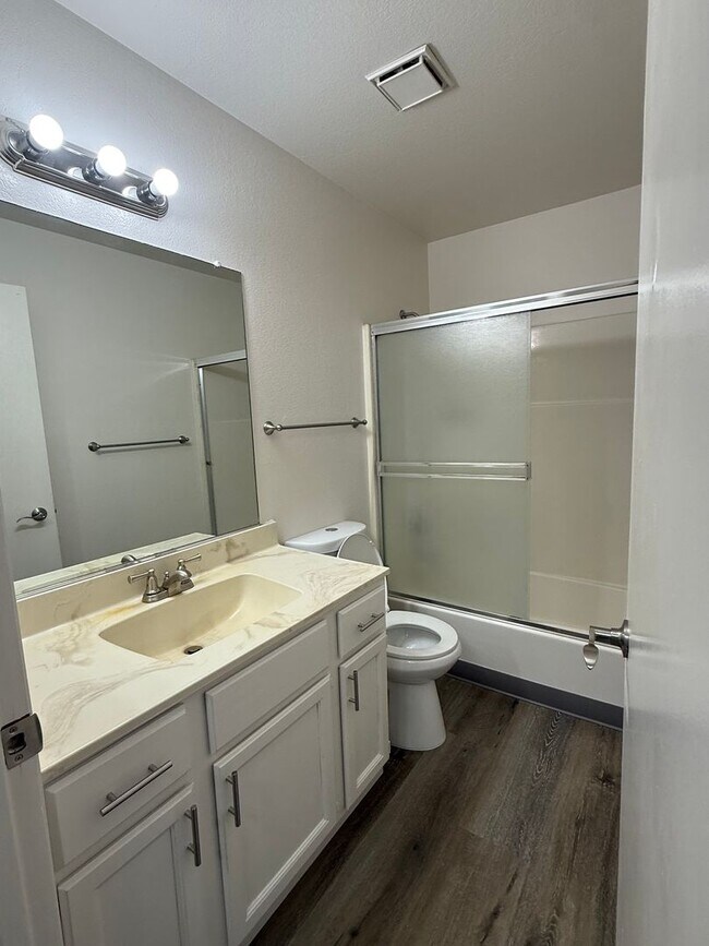 Building Photo - 306 16th St