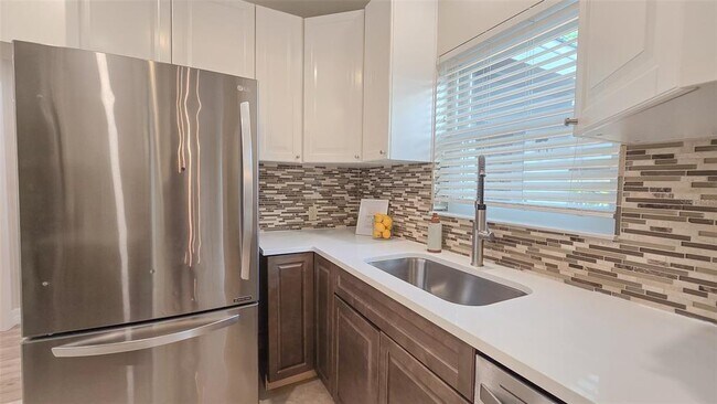 Building Photo - 515 34th Ave NE