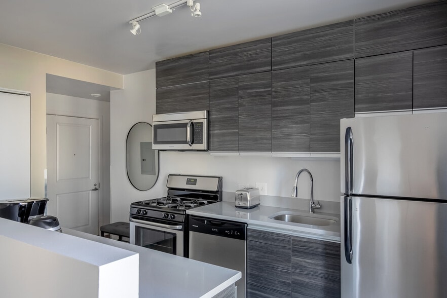 Building Photo - 30 E Roosevelt Rd