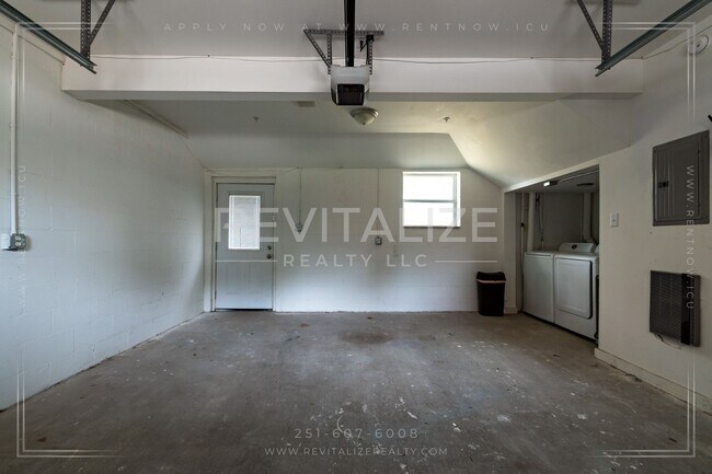 Building Photo - Fully Furnished Townhome w/ Private Garage