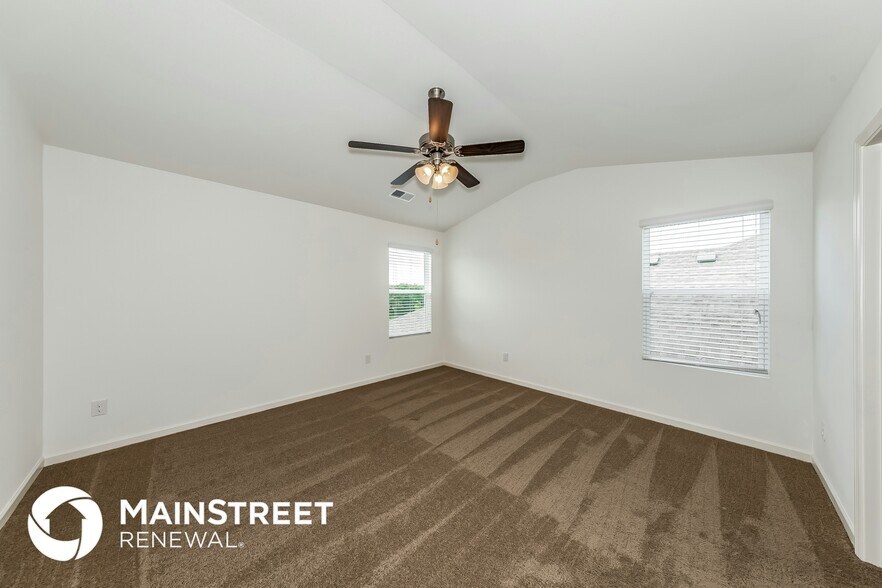 Building Photo - 940 Hawthorn Ln