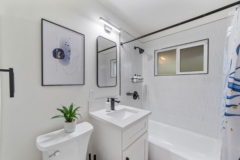 Building Photo - 4440 Clairemont Dr