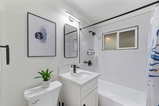 Building Photo - 4442 Clairemont Dr