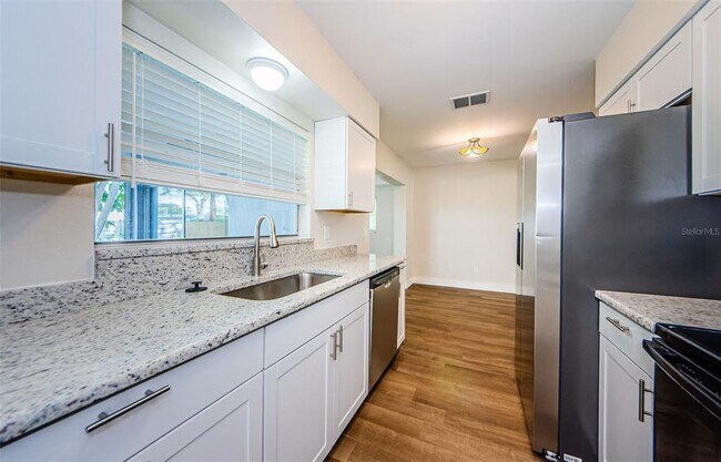Building Photo - 1310 Robin Hood Ln