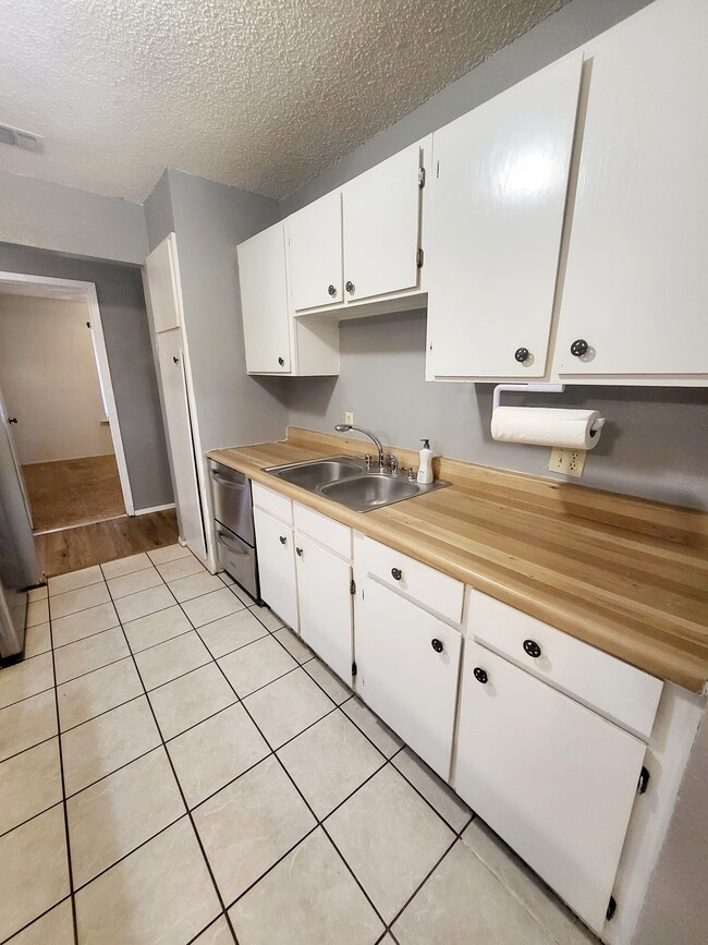 Building Photo - 4017 Eastridge Dr