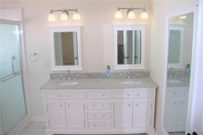 Building Photo - 1602 Silver Oak Dr