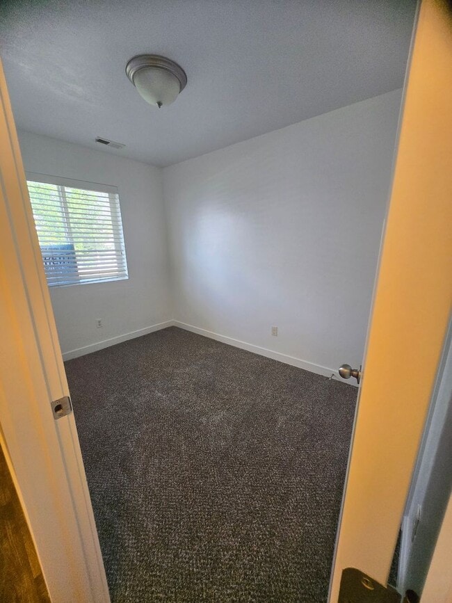 Building Photo - 3 Bed 2 Bath Townhouse for Rent!