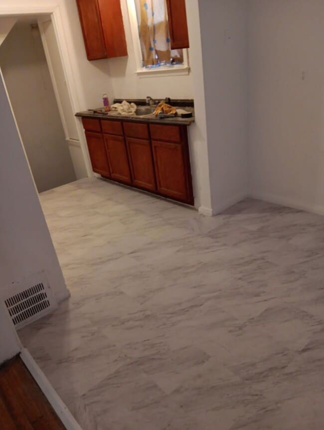 Building Photo - Quaint 3 bedroom home