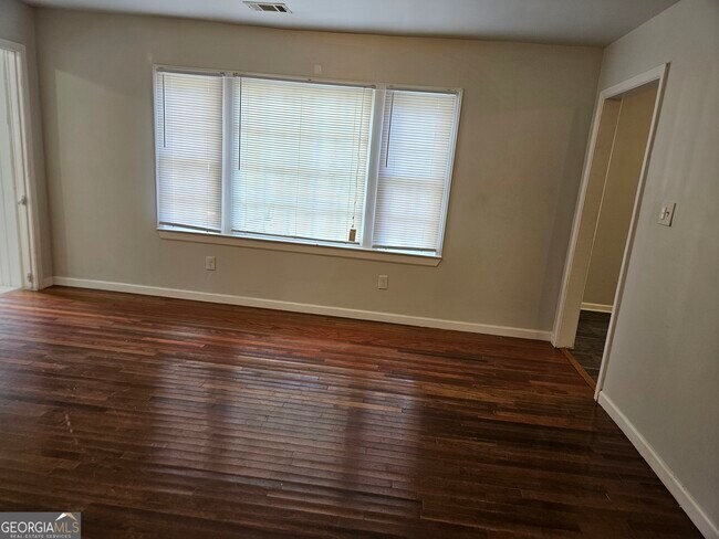 Building Photo - 3453 Glen Rd