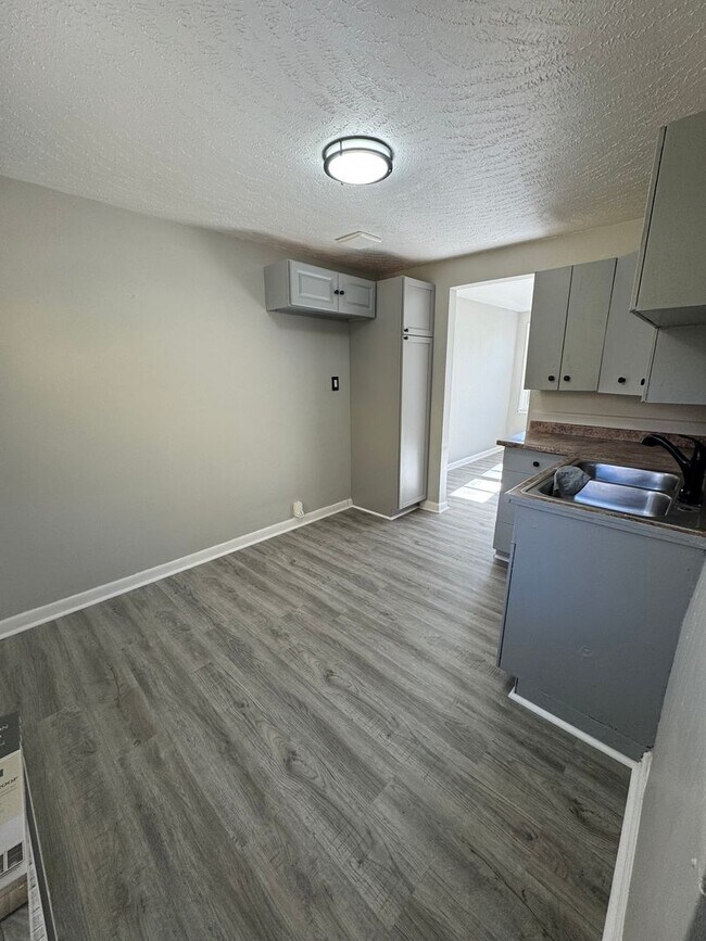 Building Photo - Cozy 2-bed with yard on quiet street