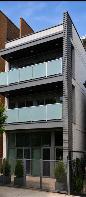 Building Photo - 2704 W Armitage Ave