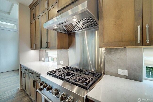 Building Photo - 5Bd/4Ba Bellevue House