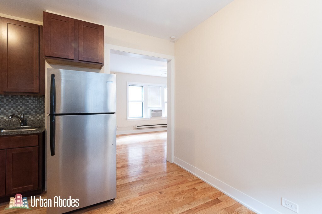 Building Photo - 3731 N Pine Grove Ave