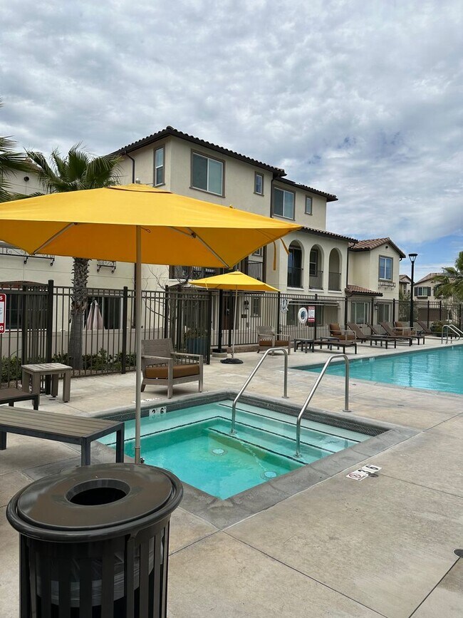 Building Photo - 2 Bed/2.5 Bath, South Temecula Townhome
