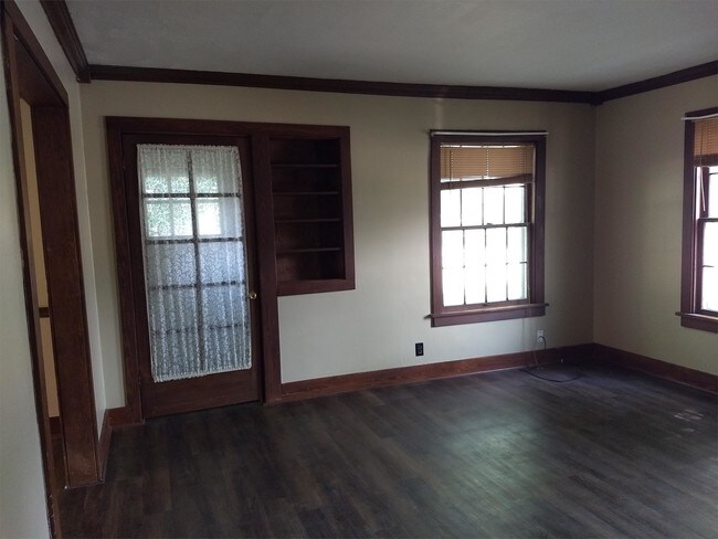 Building Photo - 904 E 17th St