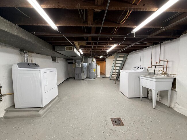 Building Photo - Newly updated 2BR house with yard, off str...