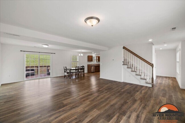 Building Photo - Spacious Three Level Home in Pembroke