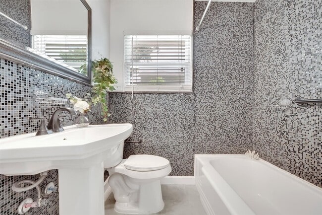 Building Photo - 2610 W Holcombe Blvd