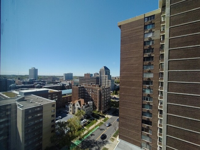 Building Photo - 6301 N Sheridan Rd