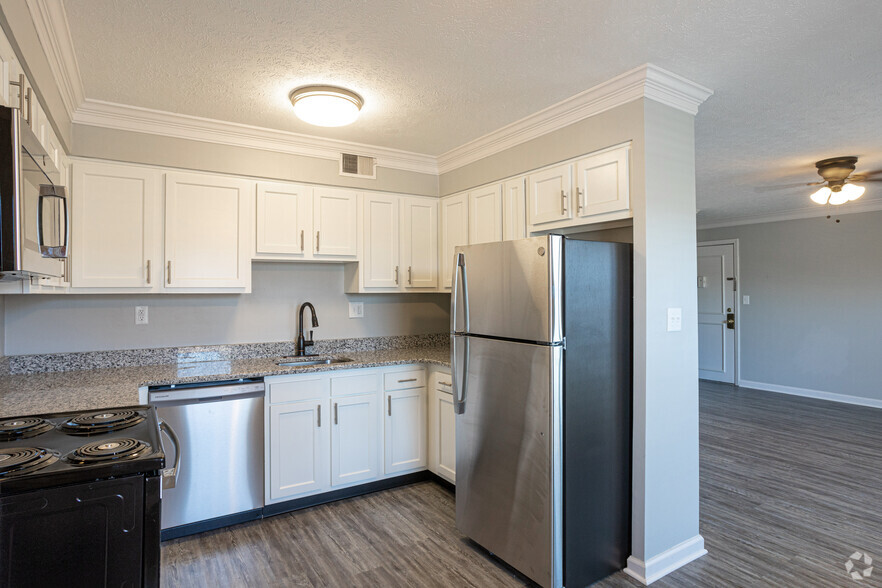 2BR, 1BA - 800 SF - Kitchen - Skyview Commons